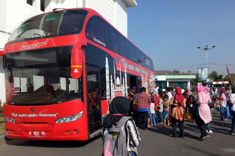Wisatawan yang mulai menaiki bus tingkat wisata kota Semarang, tur yang dimulai dari Museum Mandala Bhakti ini pukul 08.00 WIB, Jumat (6/9/17).