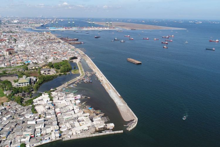 Proyek tanggul pengaman pantai Jakarta.