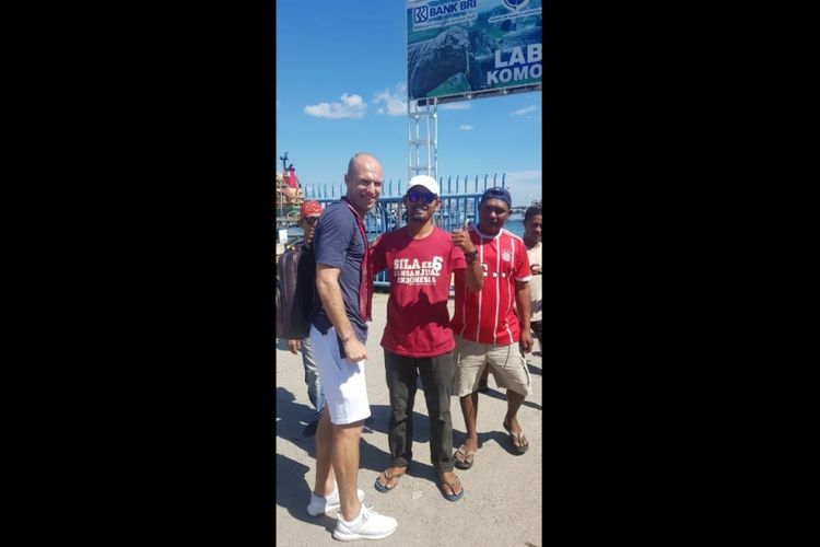 Pemain sepak bola asal Belanda, Arjen Robben, saat tiba di Pelabuhan Pelni dan disambut pengurus Asosiasi Kapal Wisata (Askawi) Labuan Bajo, Rabu (13/6/2018)