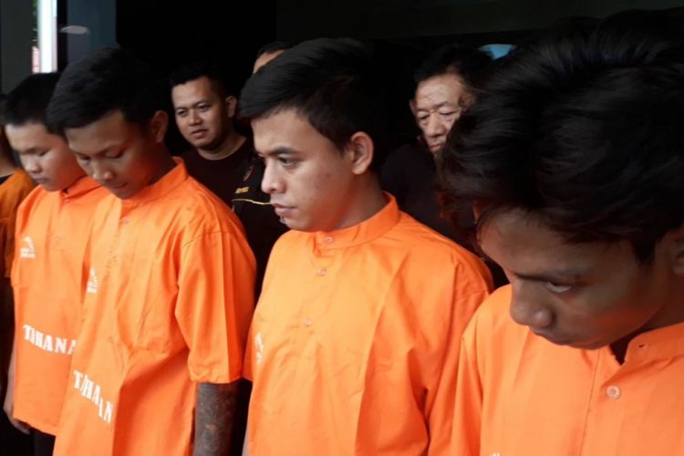 Para pelaku begal yang menamai dirinya gangster Jakarta diringkus Polres Metro Bekasi Kota Usai membegal di Medan Satria, Kota Bekasi, Jumat (4/1/2019).