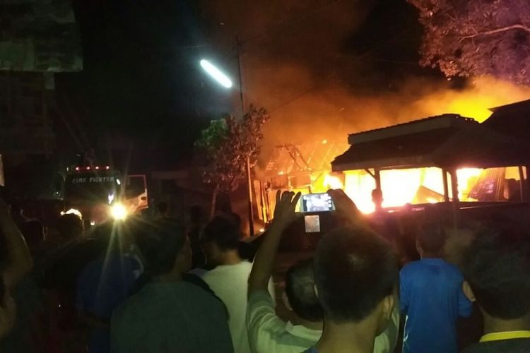 Warung soto milik Djemangin (39) di Dukuh Krajan, Desa Plosojenar, Kecamatan Kauman, Kabupaten Ponorogo terbakar, Rabu ( 19/7/2017) malam.