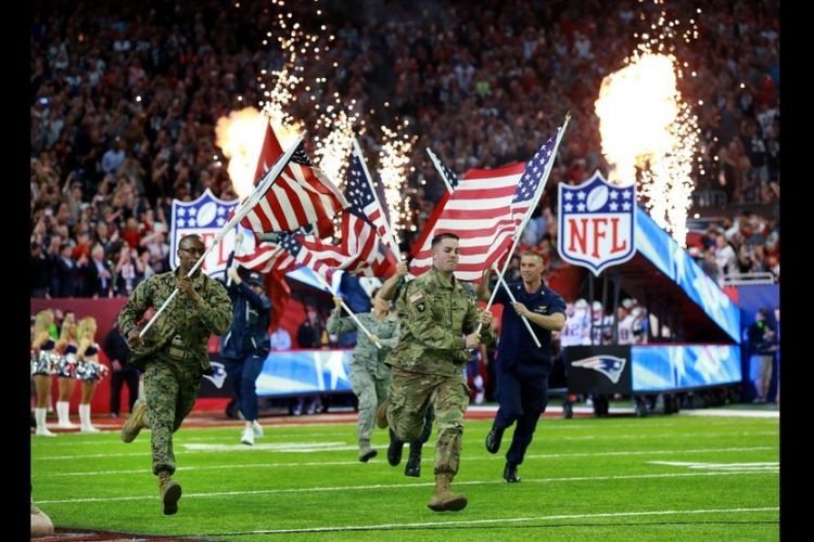 Personil anggota militer Amerika Serikat berlari sambil mengibarkan bendera negaranya. (Foto: Ilustrasi)