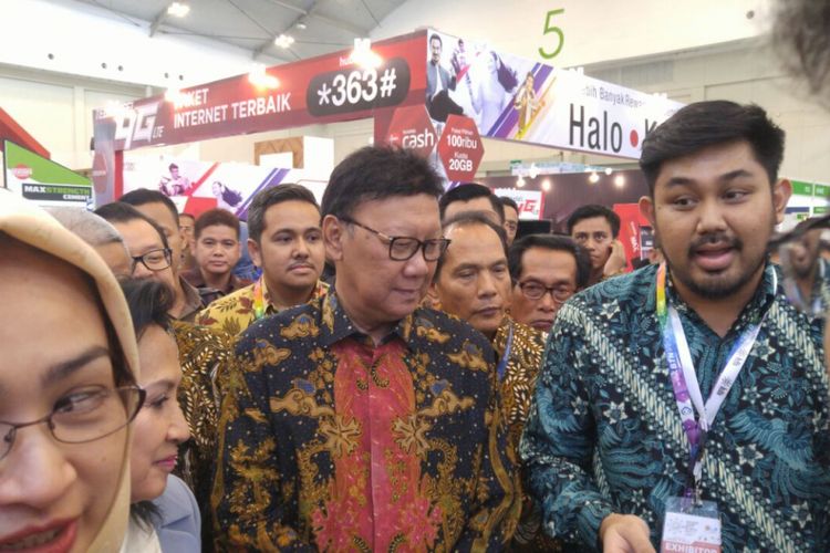 Mendagri Tjahjo Kumolo meninjau Indonesia Future City & REI Mega Expo 2017 di ICE BSD, Banten, Kamis (14/9/2017)