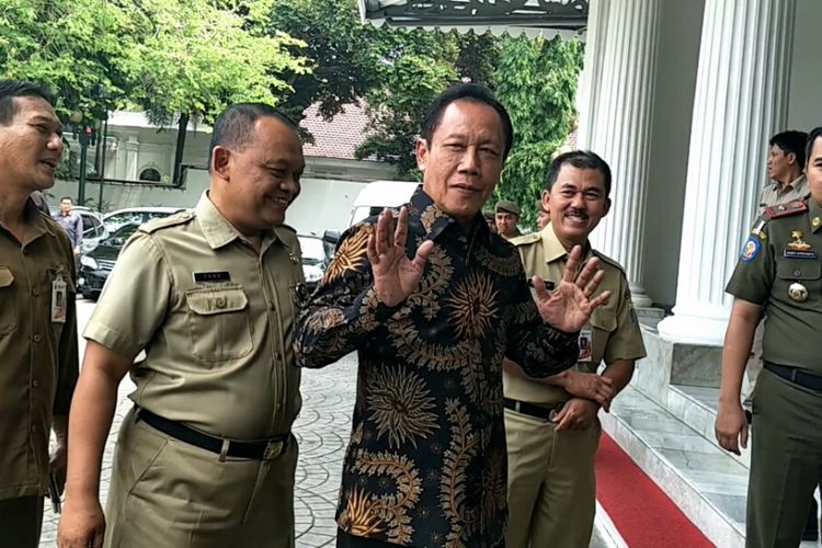 Mantan gubernur DKI Jakarta, Sutiyoso saat menyambangi Balaikota DKI Jakarta, Selasa (21/11/2017).