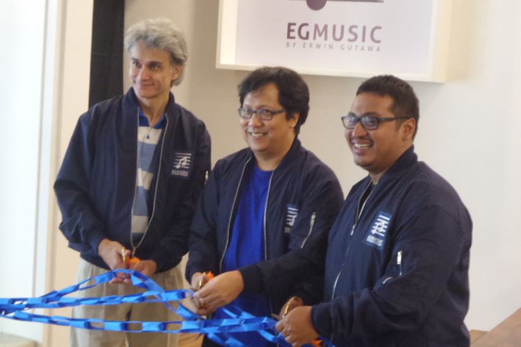 Musisi dan Komposer ternama Erwin Gutawa (tengah) bersama Program Director EGMS Eric Awuy dan General Manager EGMS Asmoro Jati saat peresmian Erwin Gutawa Music School, Jalan Suryo No. 19, Jakarta Selatan, Rabu (17/1/2018).