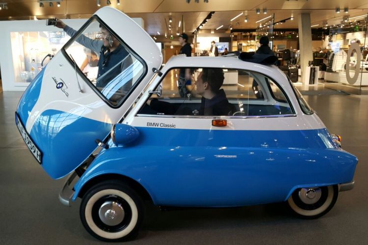 BMW Isetta 1955 di BMW Welt, Munich, Jerman