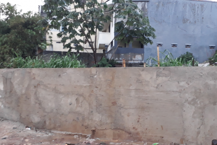 Dinding tanggul di Jatipadang, Pasar Minggu, Jakarta Selatan, yang retak belum diperbaiki, Selasa (6/2/2018). Warga menyebut petugas Pemprov DKI telah mengecek retakan dinding tanggul dan akan memperbaikinya.