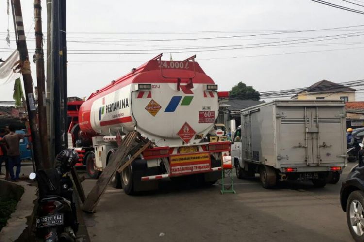 Truk BBM mogok di pertigaan Jalan Tanah Baru menuju Sawangan, Depok, Jawa Barat, Kamis (8/3/2018).