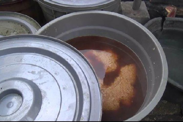 Ember berisi beras dan cairan yang masih tahap fermentasi untuk pembuatan minuman beralkohol di Pangkal Pinang.