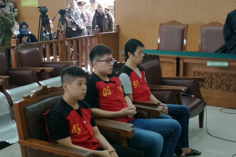 Terdakwa Liao Guan Yu, Chen Wei Cyuan, dan Hsu Yung Li, terdakwa penyelundup satu ton sabu-sabu saat menjalani sidang putusan di Pengadilan Negeri Jakarta Selatan, Kamis (26/4/2018). Mereka divonis hukuman mati.