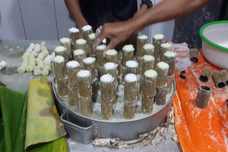 Puthu, jajanan tradisional yang dijual di Warung Puthu Lanang di Jalan Jaksa Agung Suprapto Gang Buntu, Kecamatan Klojen, Kota Malang, Jawa Timur, Jumat (25/5/2018).
