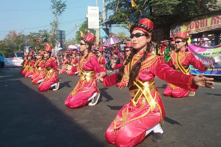 Tari Babaluk dari Batang , salah satu peserta karnaval budaya KENDAL. Kompas.com/Slamet Priyatin