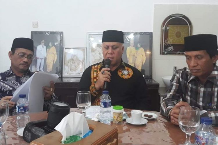 Bupati Aceh Tengah (Tengah) bersama Wakil Bupati Aceh Tengah (kiri), serta Ketua DPRK Aceh Tengah, Ansharuddin Syarifuddin Naldin, dalam suasana kegiatan ngopi bareng wartawan di ruang pendopi bupati setempat, Sabtu (29/12/2018). Pada kesempatan itu Bupati/ Wakil Bupati Aceh Tengah Shabela-Firdaus menyampaian capain prestasi kepemimpinan mereka selama setahun, sejak dilantik pada 28 Desember 2017 lalu. 