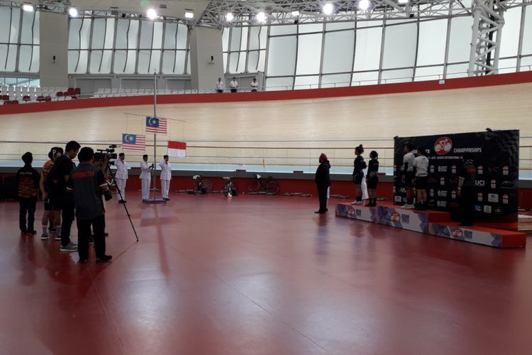 Seremoni penyerahan medali di kategori para-cycling, Asian Track Championship 2019 di Jakarta International Velodrome, Rawamangun, Jakarta Timur, Kamis (10/1/2019). 