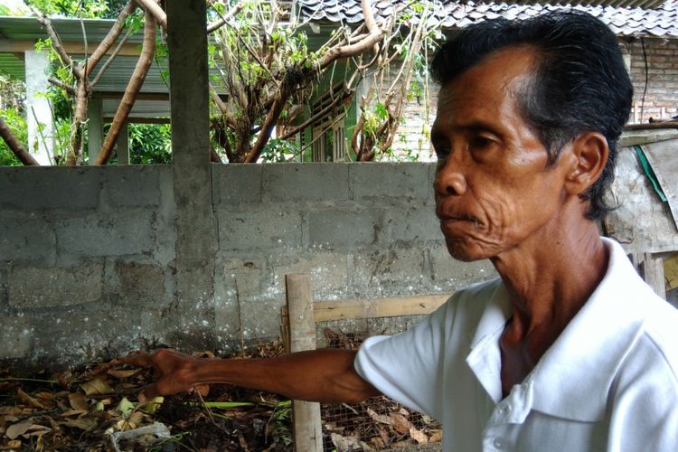 Lasiyo Menunjukkan Lokasi Pembuatan Pupuk Organiknya di Rumahnya Dusun Ponggok, Sidomulyo, Kecamatan Bambanglipuro, Kabupaten Bantul, Yogyakarta, Rabu (16/1/2019)