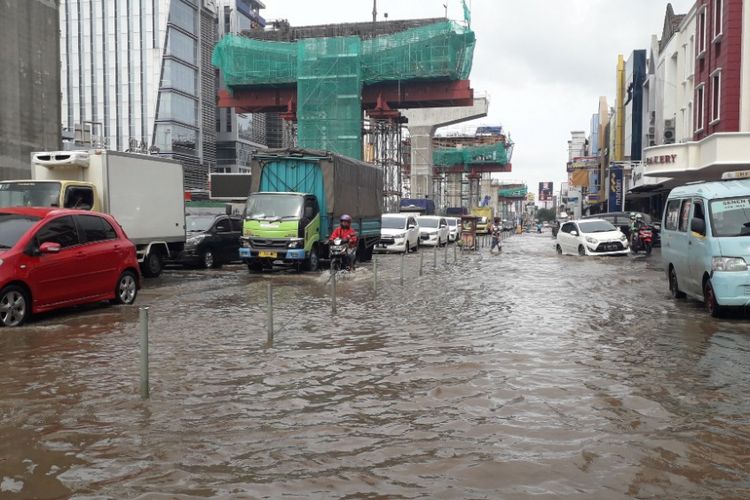 Banjir merendam Jalan Boulevard Barat, Kelapa Gading, Rabu (30/1/2019).