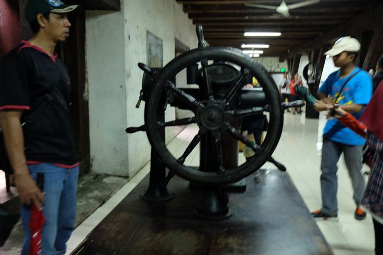 Wisatawan sedang melihat salah satu koleksi navigasi di Museum Bahari.