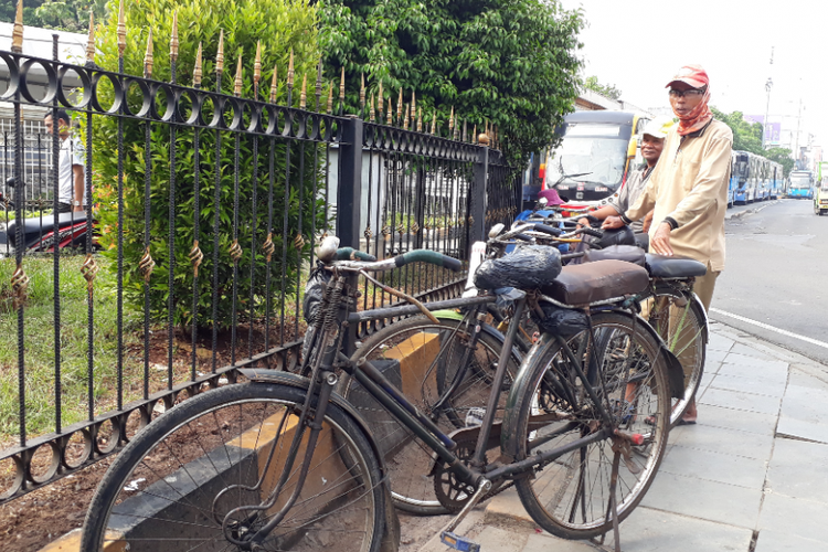 Pengojek sepeda ontel di kawasan Kota Tua, Jakarta Barat, Senin (28/5/2018).