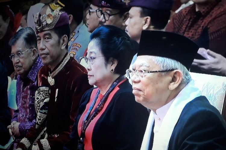 Wakil Presiden Jusuf Kalla, Presiden Joko Widodo, Ketua Umum PDI-Perjuangan Megawati Soekarnoputri, dan Wakil Presiden terpilih Maruf Amin saat menghadiri Kongres kelima PDI-P di Hotel Grand Inna Bali Beach, Sanur, Kamis (8/8/2019).