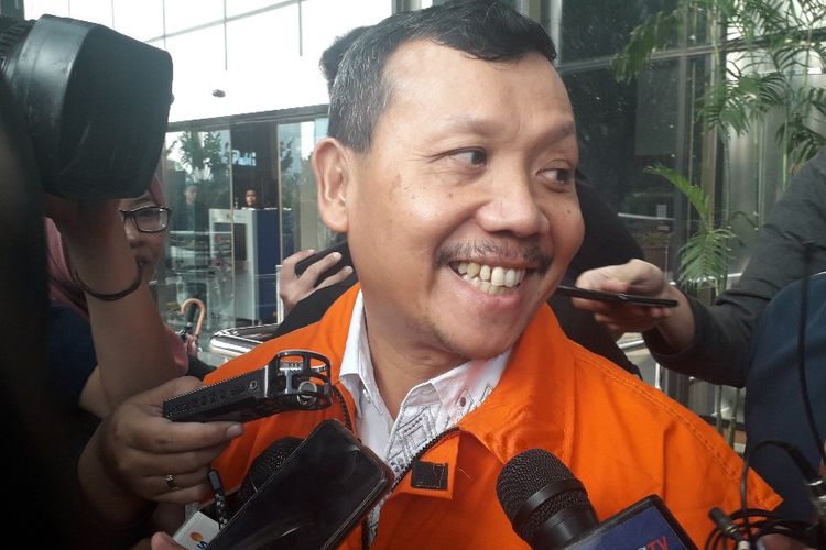 Sekretaris Daerah Jawa Barat Iwa Karniwa saat meninggalkan Gedung KPK usai diperiksa, Senin (2/8/2019).
