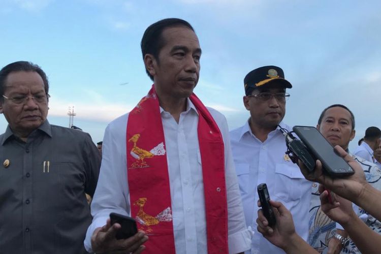 Presiden Joko Widodo saat meresmikan terminal baru Bandara Syukuran Aminuddin Amir, Kota Luwuk, Kabupaten Banggai, Sulawesi Tengah, Senin (23/12/2018).