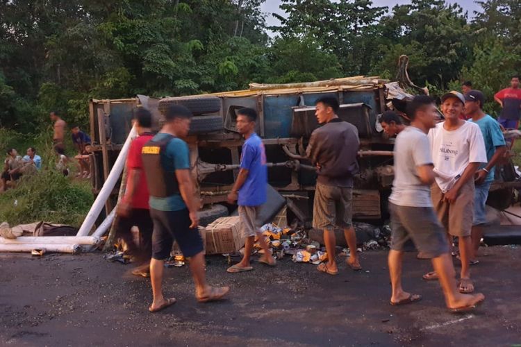 kecelakaan bus Cemerlang yang menabrak truk pengangkut kayu di Jalan Lintas Timur Palembang ? Jambi Km 59 Desa Lubuk Karet, Kecamatan Betung, Kabupaten Banyuasin, Sumatera Selatan, yang menyebabkan empat orang tewas.