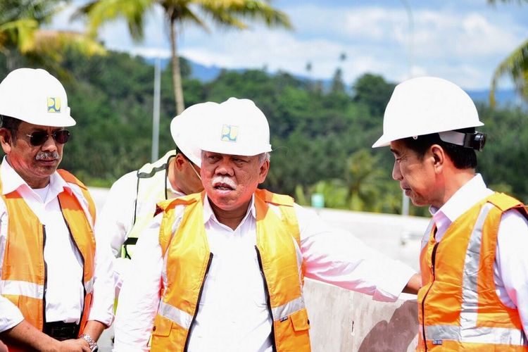 Presiden Joko Widodo didampingi Menteri PUPR Basuki Hadimuljono saat mengecek kondisi Tol Manado-Bitung.