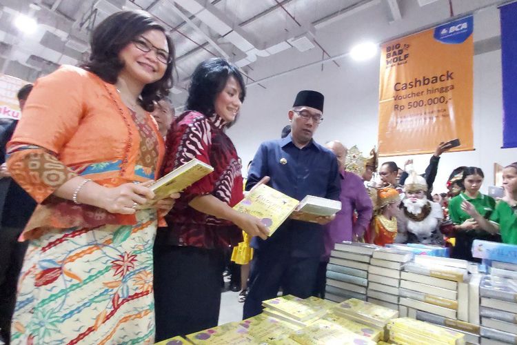 Gubernur Jawa Barat Ridwan Kamil tengah melihat-lihat buku di Big Bad Wolf Bandung, Kamis (27/6/2019).