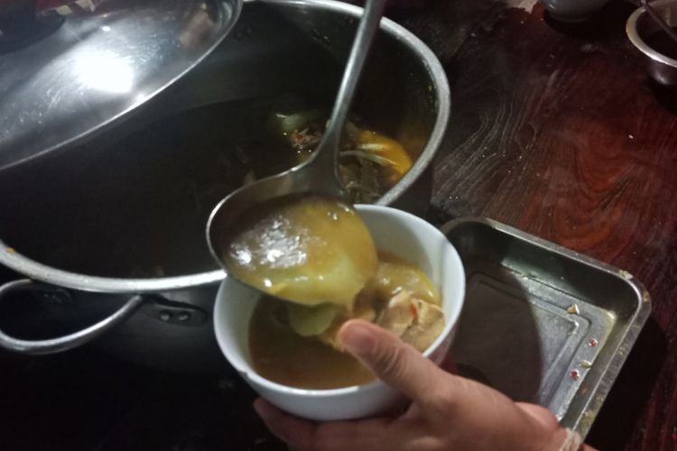 Hidangan satu porsi sup kepala ikan di Warung Mak Beng, pilihan tempat makan siang enak di Sanur, Bali.