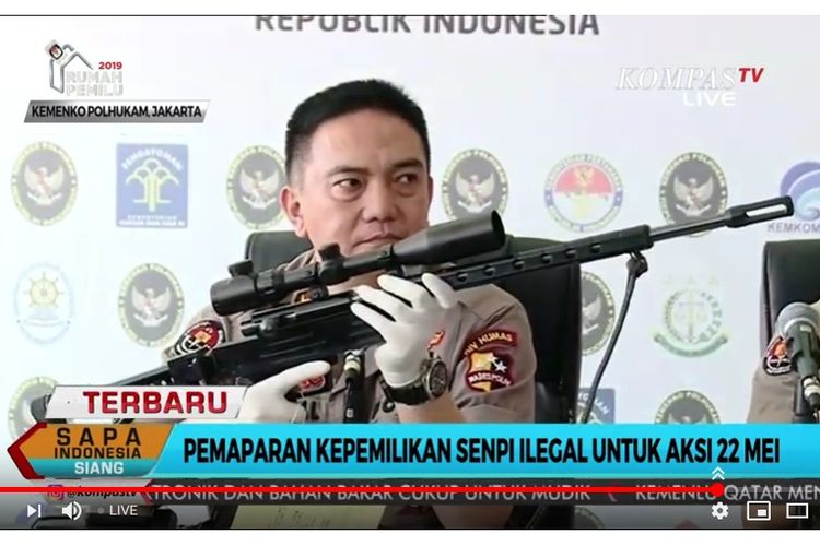 Kepolisian menunjukkan tiga senjata api ilegal yang diduga akan digunakan para tersangka saat aksi unjuk rasa menolak hasil pemilu presiden 2019 di Jakarta.