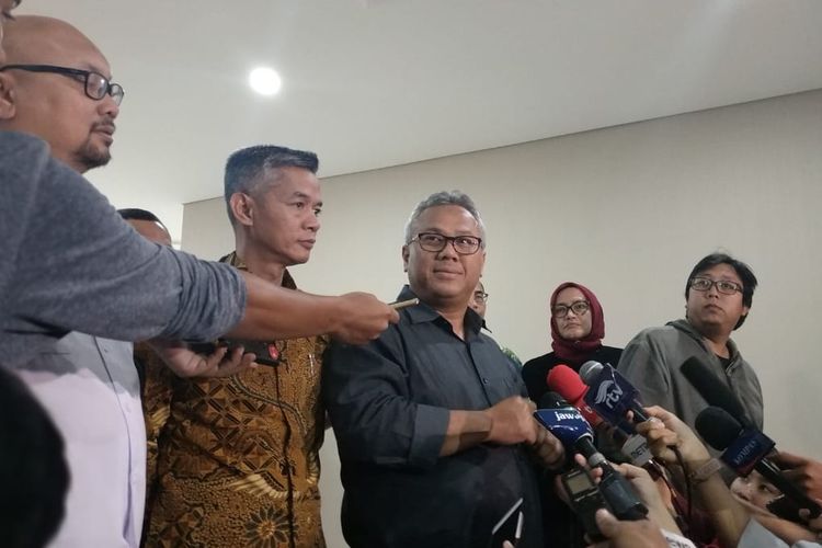 KPU melaporkan hoaks setting-an server ke Bareskrim Polri, Jakarta Selatan, Kamis (4/4/2019)