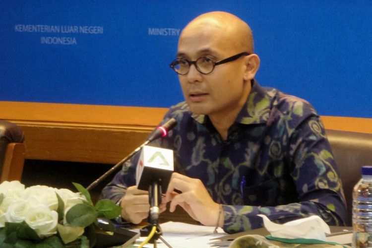 Juru Bicara Kementerian Luar Negeri Arrmanatha Nasir saat memberikan keterangan pers di ruang Palapa, Kementerian Luar Negeri, Jakarta Pusat, Jumat (21/4/2017).