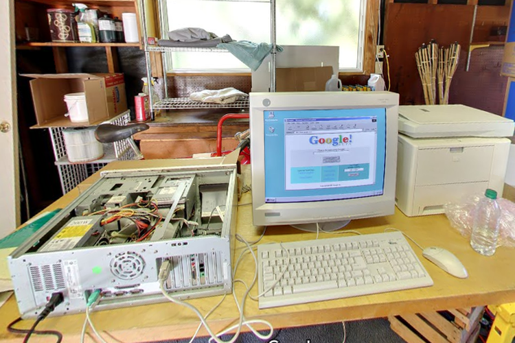 Komputer lawas dengan lama Google jadul di garasi tempat lahirnya Google