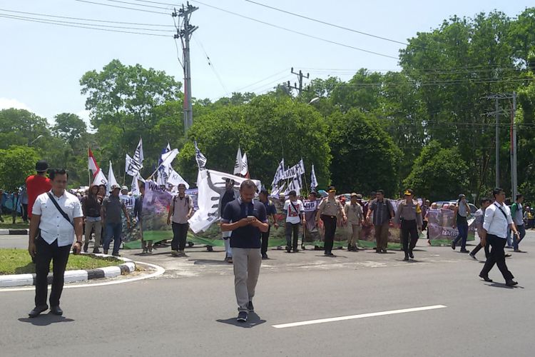 Ratusan mahasiswa dan nelayan menggelar unjuk rasa menolak tambang laut di komplek kantor gubernur Kepulauan Bangka Belitung, Senin (24/9/2018).