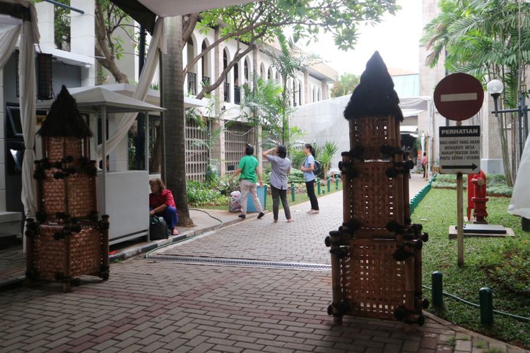 Gapura yang terbuat dari rotan, menjadi salah satu dekorasi Natal di Gereja Katedral Jakarta tahun ini.