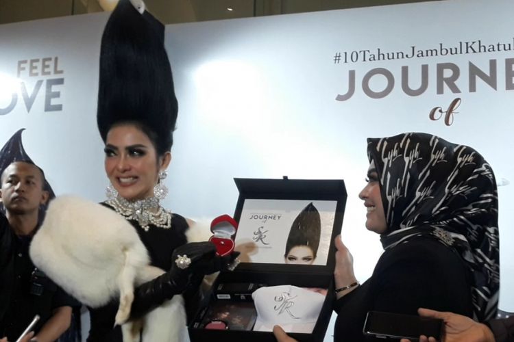 Syahrini memamerkan isi kotak cinderamata pembeli tiket Incess dan Hot Seat jelang konser tunggalnya, Journey of Syahrini, di Ciputra Artpreneur, Jakarta Selatan, Kamis (20/9/2018).