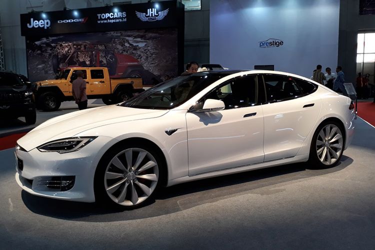 Tesla Model S P100D yang dipajang di IIMS 2017. Model ini dijual dengan banderol Rp 4,4 miliar.