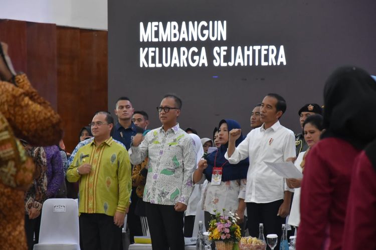 Presiden Jokowi saat melakukan pertemuan dengan Keluarga Penerima Manfaat (KPM) Program Keluarga Harapan (PKH) dan Bantuan Pangan Non Tunai (BPNT) di Bangka Belitung.