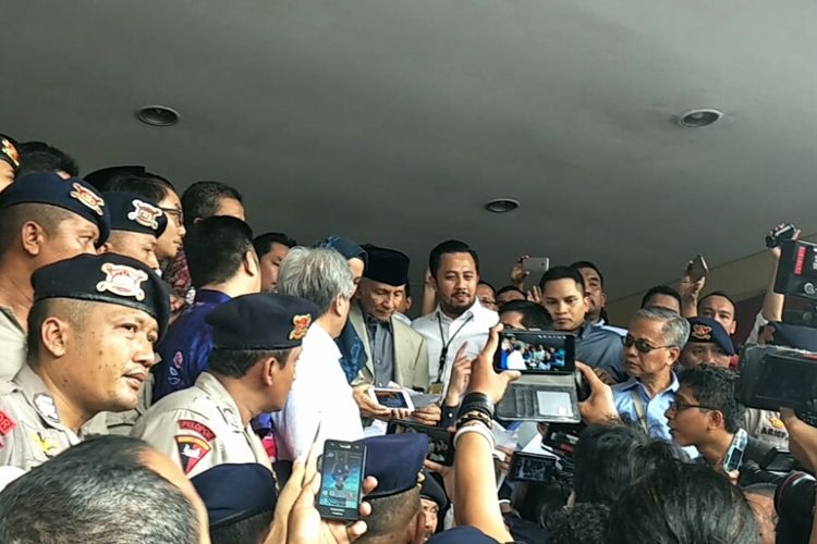 Ketua Dewan Kehormatan Partai Amanat Nasional (PAN) Amien Rais memenuhi panggilan Polda Metro Jaya sebagai saksi atas kasus penyebaran berita bohong atau hoaks Ratna Sarumpaet, Rabu (10/10/2018).