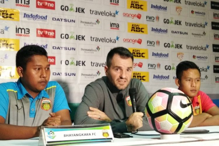 Pelatih Bhayangkara FC Simon McMenemy dan penyerang Subo Seto saat hadir dalam konferensi pers usai laga kontra Persib di Stadion Si Jalak Harupat, Minggu (24/9/2017)
