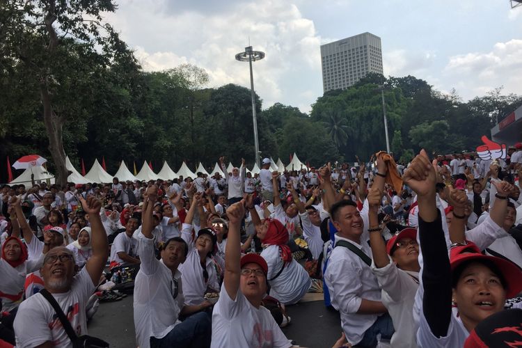 Massa pendukung Jokowi-Ma’ruf lesehan di GBK, Jakarta Pusat, Sabtu (14/4/2019).