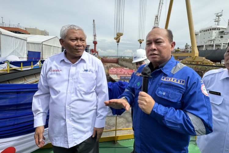 Direktur Utama PT PAL Indonesia Kaharuddin Djenod (baju biru, pegang mikrofon) sedang memberi penjelasan terkait kinerja perusahaannya, disaksikan oleh Komisaris Utama PT PAL Indonesia Didit Herdiawan, di galangan PT PAL, Surabaya, Jawa Timur, Senin (22/1/2024).