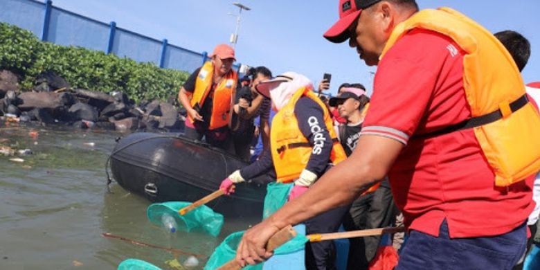 Pemerintah Provinsi Sulawesi Utara (Pemprov Sulut) memimpin kegiatan bersih-bersih massal bertema ?Kelola Sampah Untuk Hidup Bersih, Sehat dan Bernilai.? pada Sabtu (23/2/19)