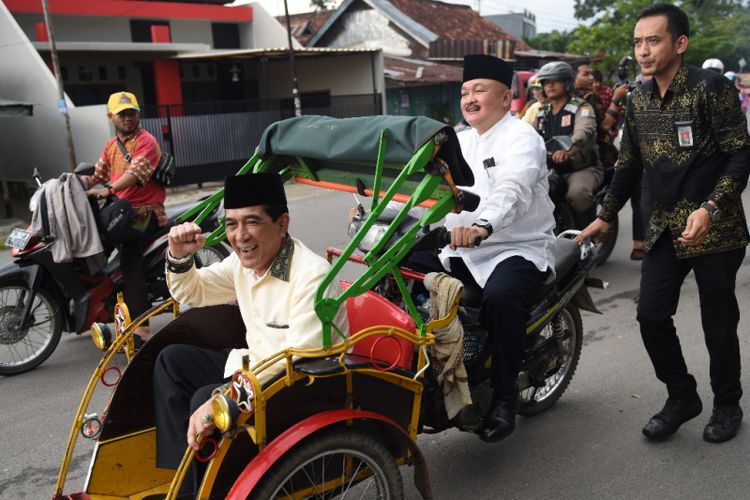 Gubernur Sumsel Alex Noerdin saat membonceng PJS Walikota Palembang Akhmad Najib menggunakan bentor, saat meresmikan kampung hias Asian Games