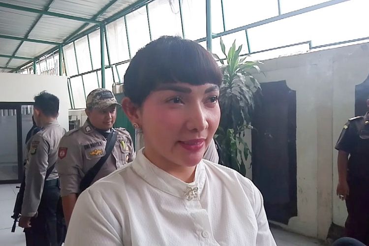 Artis peran Roro Fitria saat mendatangi Pengadilan Negeri Jakarta Selatan, Rabu (10/10/2018).