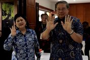 Ani Yudhoyono Sempat Mengacungkan Empat Jari Usai Mencoblos