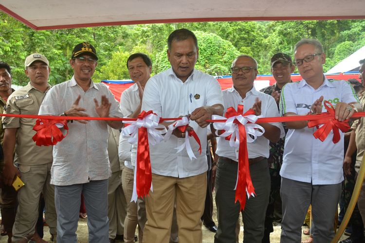 Dirjen Migas Kementerian ESDM Ego Syahrial resmikan SPBU Penyalur BBM Satu Harga di Desa Busua, Kecamatan Kayoa Barat, Kabupaten Halmahera Selatan, Maluku Utara, Kamis (24/8/2017)