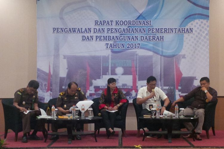 Kepala Satreskrim Polres Sukabumi Kota,AKP Yadi Kusyadi (kanan kedua). saat menjadi pembicara pada rapat koordinasi TP4D Kota Sukabumi, Jawa Barat, Kamis (7/9/2017).