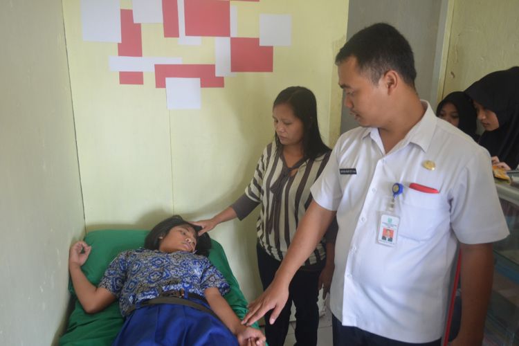 Petugas medis dari Puskesmas Kutasari memeriksa kondisi siswa SDN 1 Karangaren, Kecamatan Kutasari, Purbalingga, Jawa Tengah yang mengalami gejala keracunan setelah menyantap jajanan mie gulung, Rabu (11/10/2017).