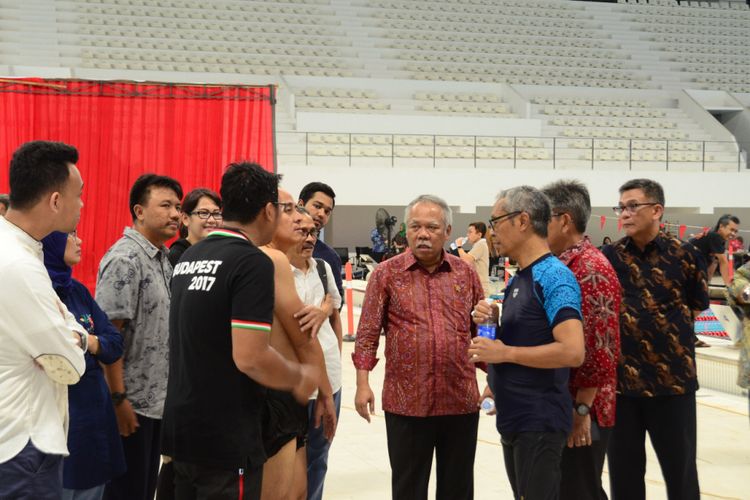 Menteri PUPR Basuki Hadimuljono saat meninjau stadion renang Gelora Bung Karno.